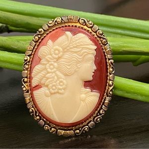 Vintage Unsigned Victorian Lady Cameo Brooch